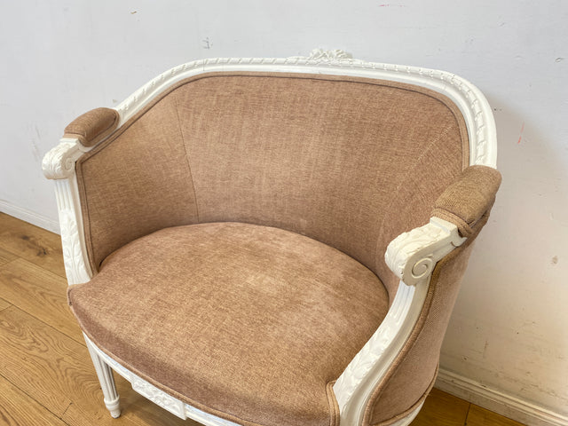 Besonders schöner 60er Jahre Sessel in antikem Stil mit weißem handverziertem Holzrahmen und altrosa Bezug I Lesesessel Salonsessel Bank Sitzbank Stilmöbel Barock Vintage I
