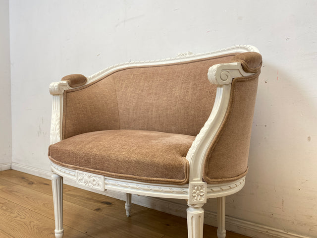 Besonders schöner 60er Jahre Sessel in antikem Stil mit weißem handverziertem Holzrahmen und altrosa Bezug I Lesesessel Salonsessel Bank Sitzbank Stilmöbel Barock Vintage I