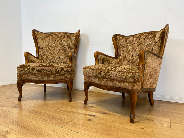 Wunderschöner Chippendale Sessel mit handverziertem Holzrahmen, samtartigem Altrosa Brokat Bezug & Federkern I Lesesessel Ohrensessel Sitzgarnitur Barock Vintage Stilmöbel I