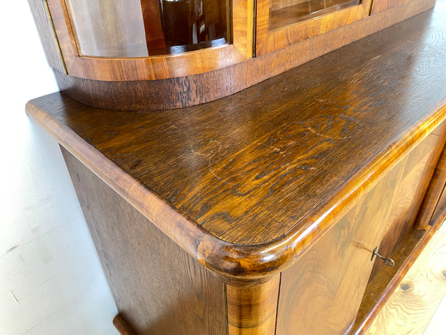 WMK # Imposante antike Anrichte aus vollem Holz in Nussbaum mit Aufsatz Vitrine und Schubladen # Büfett Buffet Küchenanrichte Geschirrschrank Küchenschrank Küchenbuffet Art Deco Vintage Berlin München