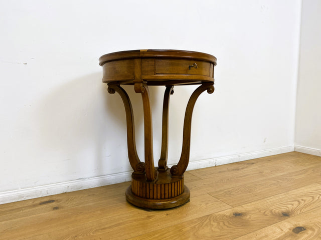 WMK # Sehr eleganter und gut erhaltener antiker Beistelltisch aus vollem Holz mit Schublade und handverziertem Fuß # Tisch Nähtisch Nähkommode Flurkommode Ablage Säule Telefontisch Jugendstil Vintage