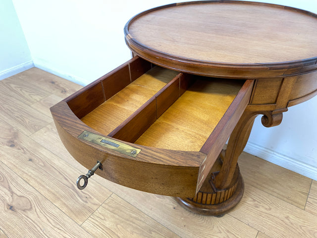 WMK # Sehr eleganter und gut erhaltener antiker Beistelltisch aus vollem Holz mit Schublade und handverziertem Fuß # Tisch Nähtisch Nähkommode Flurkommode Ablage Säule Telefontisch Jugendstil Vintage