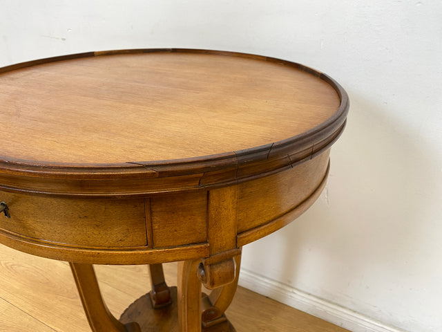 WMK # Sehr eleganter und gut erhaltener antiker Beistelltisch aus vollem Holz mit Schublade und handverziertem Fuß # Tisch Nähtisch Nähkommode Flurkommode Ablage Säule Telefontisch Jugendstil Vintage