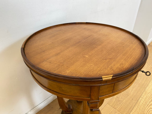 WMK # Sehr eleganter und gut erhaltener antiker Beistelltisch aus vollem Holz mit Schublade und handverziertem Fuß # Tisch Nähtisch Nähkommode Flurkommode Ablage Säule Telefontisch Jugendstil Vintage