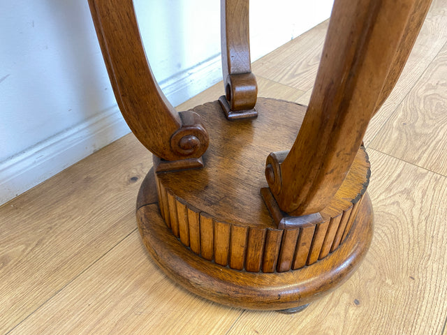 WMK # Sehr eleganter und gut erhaltener antiker Beistelltisch aus vollem Holz mit Schublade und handverziertem Fuß # Tisch Nähtisch Nähkommode Flurkommode Ablage Säule Telefontisch Jugendstil Vintage