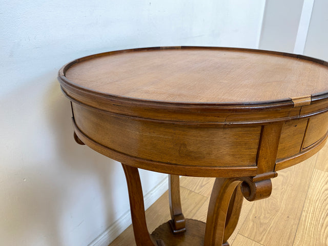 WMK # Sehr eleganter und gut erhaltener antiker Beistelltisch aus vollem Holz mit Schublade und handverziertem Fuß # Tisch Nähtisch Nähkommode Flurkommode Ablage Säule Telefontisch Jugendstil Vintage