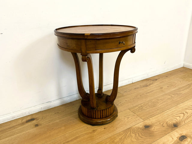 WMK # Sehr eleganter und gut erhaltener antiker Beistelltisch aus vollem Holz mit Schublade und handverziertem Fuß # Tisch Nähtisch Nähkommode Flurkommode Ablage Säule Telefontisch Jugendstil Vintage