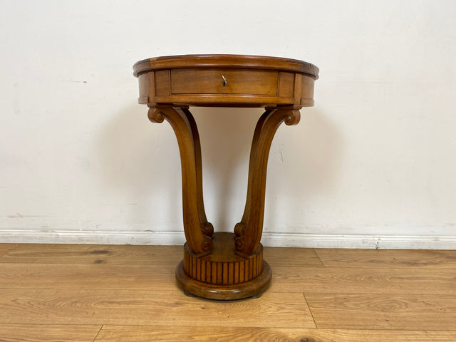 WMK # Sehr eleganter und gut erhaltener antiker Beistelltisch aus vollem Holz mit Schublade und handverziertem Fuß # Tisch Nähtisch Nähkommode Flurkommode Ablage Säule Telefontisch Jugendstil Vintage
