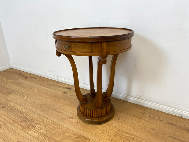 WMK # Sehr eleganter und gut erhaltener antiker Beistelltisch aus vollem Holz mit Schublade und handverziertem Fuß # Tisch Nähtisch Nähkommode Flurkommode Ablage Säule Telefontisch Jugendstil Vintage