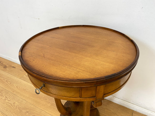 WMK # Sehr eleganter und gut erhaltener antiker Beistelltisch aus vollem Holz mit Schublade und handverziertem Fuß # Tisch Nähtisch Nähkommode Flurkommode Ablage Säule Telefontisch Jugendstil Vintage