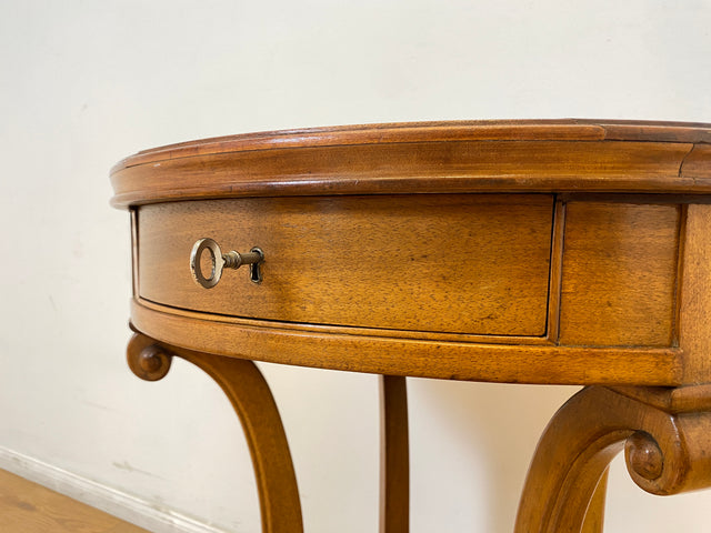 WMK # Sehr eleganter und gut erhaltener antiker Beistelltisch aus vollem Holz mit Schublade und handverziertem Fuß # Tisch Nähtisch Nähkommode Flurkommode Ablage Säule Telefontisch Jugendstil Vintage