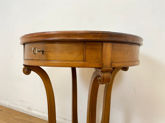 WMK # Sehr eleganter und gut erhaltener antiker Beistelltisch aus vollem Holz mit Schublade und handverziertem Fuß # Tisch Nähtisch Nähkommode Flurkommode Ablage Säule Telefontisch Jugendstil Vintage