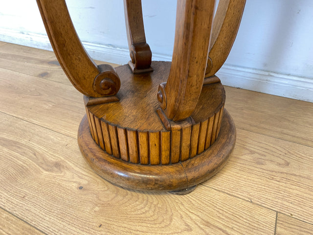WMK # Sehr eleganter und gut erhaltener antiker Beistelltisch aus vollem Holz mit Schublade und handverziertem Fuß # Tisch Nähtisch Nähkommode Flurkommode Ablage Säule Telefontisch Jugendstil Vintage