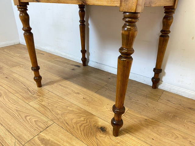 WMK I Wunderschöner kleiner antiker Esstisch aus vollem Holz mit gedrechselten Säulenfüßen und Schublade I Tisch Holztisch Küchentisch Dining Table Weichholz Biedermeier Vintage I Berlin Hamburg Köln