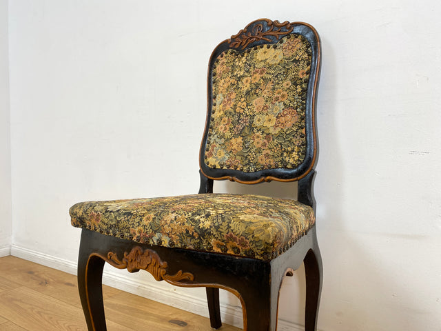 WMK I Wunderschöner, bequemer und gut erhaltener antiker Esszimmerstuhl mit floralem Bezug und schwarzem handverziertem Holzrahmen I Stuhl Holzstuhl Küchenstuhl Chair Jugendstil Vintage Berlin Dresden