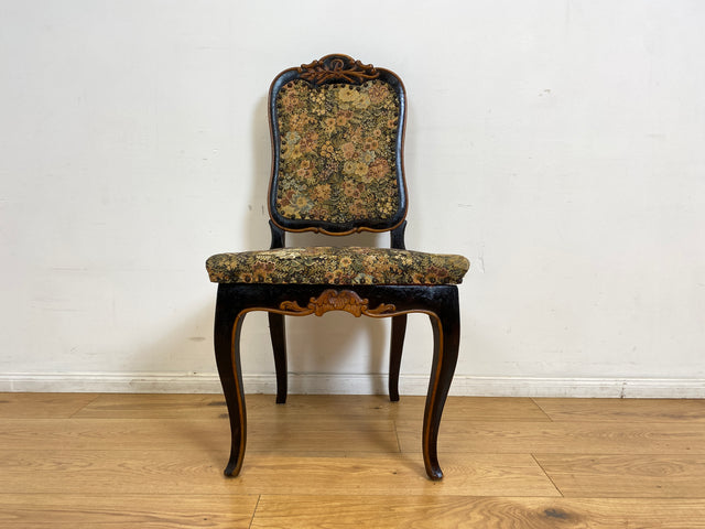WMK I Wunderschöner, bequemer und gut erhaltener antiker Esszimmerstuhl mit floralem Bezug und schwarzem handverziertem Holzrahmen I Stuhl Holzstuhl Küchenstuhl Chair Jugendstil Vintage Berlin Dresden