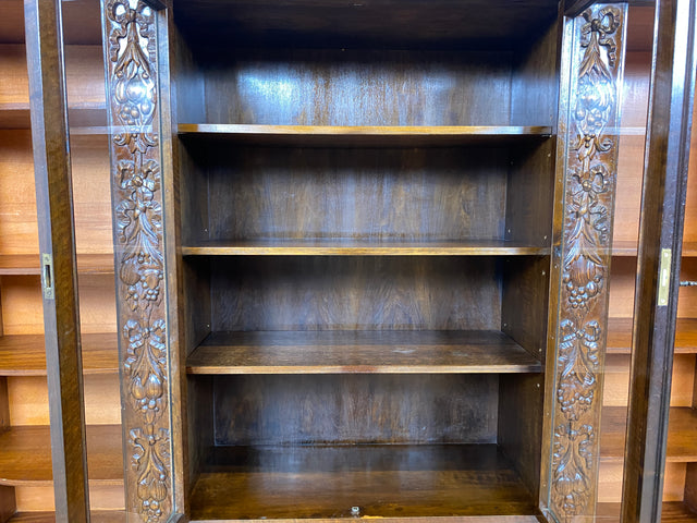 WMK I Imposanter, reichverzierter antiker Herrenschrank aus vollem Holz mit Glastüren I Schrank Vitrine Bücher Regal Highboard Gründerzeit Jugendstil Historismus Barock Vintage Berlin Dresden Bayern