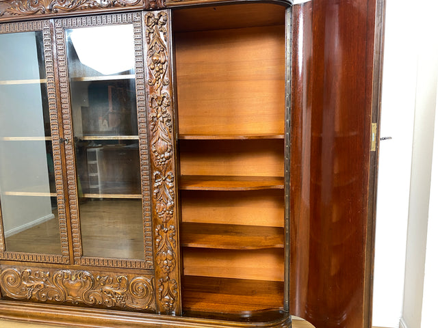 WMK I Imposanter, reichverzierter antiker Herrenschrank aus vollem Holz mit Glastüren I Schrank Vitrine Bücher Regal Highboard Gründerzeit Jugendstil Historismus Barock Vintage Berlin Dresden Bayern