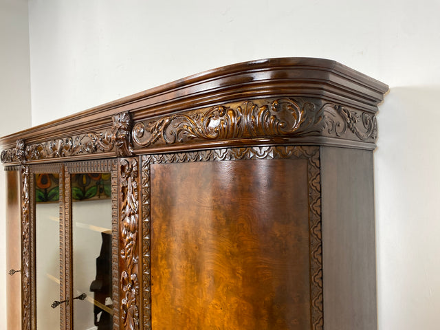WMK I Imposanter, reichverzierter antiker Herrenschrank aus vollem Holz mit Glastüren I Schrank Vitrine Bücher Regal Highboard Gründerzeit Jugendstil Historismus Barock Vintage Berlin Dresden Bayern