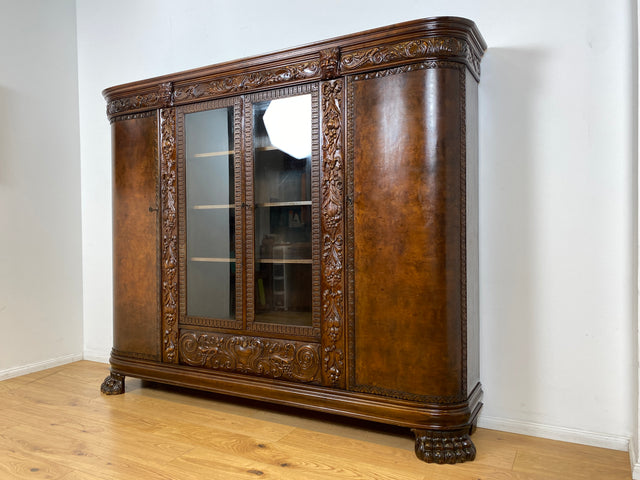 WMK I Imposanter, reichverzierter antiker Herrenschrank aus vollem Holz mit Glastüren I Schrank Vitrine Bücher Regal Highboard Gründerzeit Jugendstil Historismus Barock Vintage Berlin Dresden Bayern