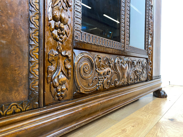 WMK I Imposanter, reichverzierter antiker Herrenschrank aus vollem Holz mit Glastüren I Schrank Vitrine Bücher Regal Highboard Gründerzeit Jugendstil Historismus Barock Vintage Berlin Dresden Bayern