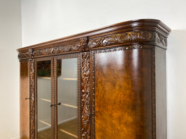 WMK I Imposanter, reichverzierter antiker Herrenschrank aus vollem Holz mit Glastüren I Schrank Vitrine Bücher Regal Highboard Gründerzeit Jugendstil Historismus Barock Vintage Berlin Dresden Bayern