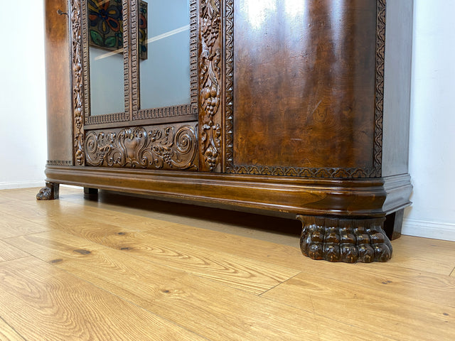 WMK I Imposanter, reichverzierter antiker Herrenschrank aus vollem Holz mit Glastüren I Schrank Vitrine Bücher Regal Highboard Gründerzeit Jugendstil Historismus Barock Vintage Berlin Dresden Bayern