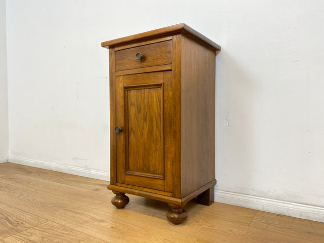 WMK I Großer nordischer antiker Nachttisch , Vollholz, mit Schublade und Messinggriffen I Nachtschrank Nachtschränkchen Nachtkommode Kommode Beistelltisch Jugendstil Vintage Berlin Bayern Chemnitz