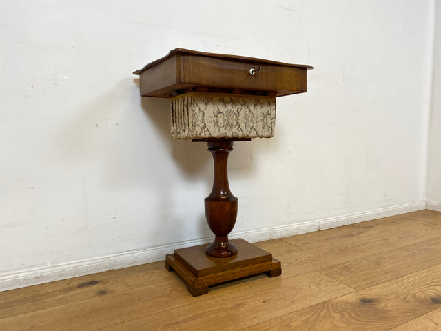 WMK I Wunderschöner antiker Nähtisch mit Klappe und edlem gedrechseltem Säulen Fuß I Beistelltisch Nähkommode Nähschränkchen Tisch Schmuckkasten Schminktisch Schminkkommode Biedermeier Vintage Berlin