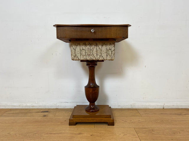 WMK I Wunderschöner antiker Nähtisch mit Klappe und edlem gedrechseltem Säulen Fuß I Beistelltisch Nähkommode Nähschränkchen Tisch Schmuckkasten Schminktisch Schminkkommode Biedermeier Vintage Berlin