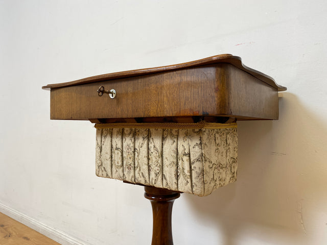 WMK I Wunderschöner antiker Nähtisch mit Klappe und edlem gedrechseltem Säulen Fuß I Beistelltisch Nähkommode Nähschränkchen Tisch Schmuckkasten Schminktisch Schminkkommode Biedermeier Vintage Berlin