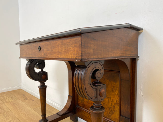 WMK I Vornehmer antiker Schreibpult mit handverzierten Volutenstützen und aufklapp. Fach I Konsolentisch Schreibtisch Kommode Konsole Sekretär Gründerzeit Biedermeier Vintage Berlin Bremen Heidelberg