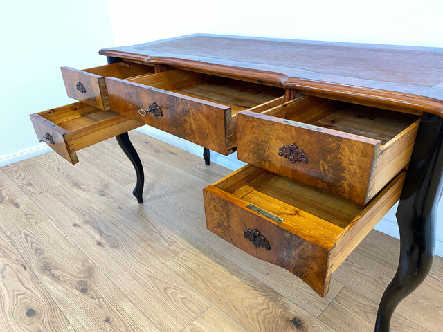 WMK # Edler antiker Schreibtisch , freistehend, mit eleganten Füßen und Schreibunterlage aus Leder #  Bureau Plat Lady Sekretär Bürotisch Arbeitstisch Writing Desk Louis Philippe Barock Rokoko Vintage