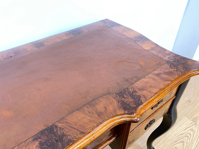 WMK # Edler antiker Schreibtisch , freistehend, mit eleganten Füßen und Schreibunterlage aus Leder #  Bureau Plat Lady Sekretär Bürotisch Arbeitstisch Writing Desk Louis Philippe Barock Rokoko Vintage