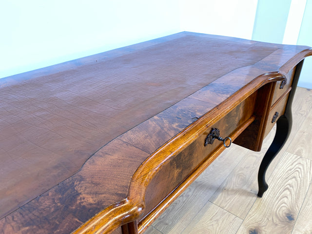 WMK # Edler antiker Schreibtisch , freistehend, mit eleganten Füßen und Schreibunterlage aus Leder #  Bureau Plat Lady Sekretär Bürotisch Arbeitstisch Writing Desk Louis Philippe Barock Rokoko Vintage