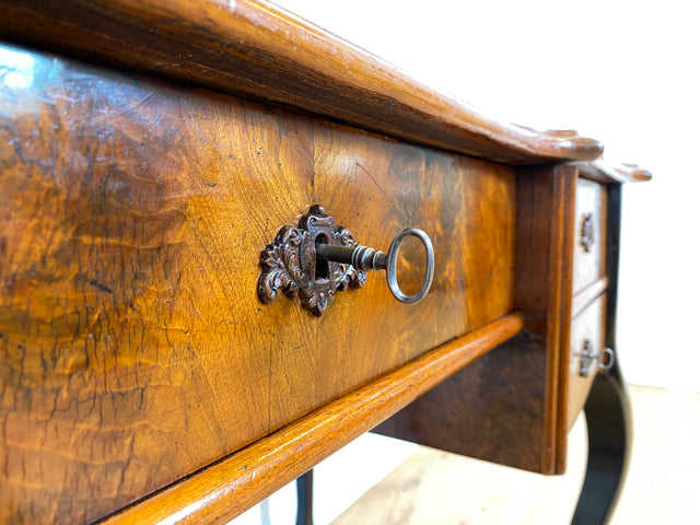WMK # Edler antiker Schreibtisch , freistehend, mit eleganten Füßen und Schreibunterlage aus Leder #  Bureau Plat Lady Sekretär Bürotisch Arbeitstisch Writing Desk Louis Philippe Barock Rokoko Vintage