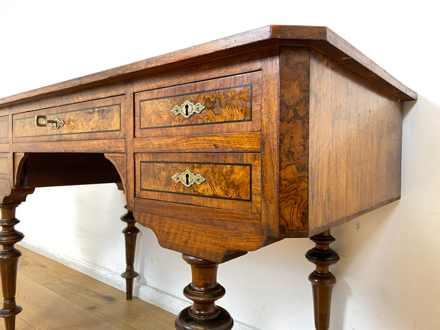 WMK I Eleganter antiker Schreibtisch in wunderschönem Nussbaum Wurzelholz mit edlem Messingbeschlag, um 1880 I Sekretär Damensekretär Konsole Lady Desk Gründerzeit Vintage Berlin Dresden München