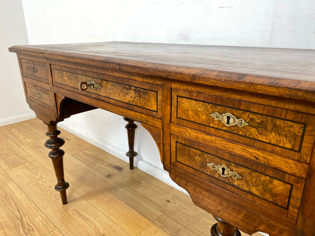 WMK I Eleganter antiker Schreibtisch in wunderschönem Nussbaum Wurzelholz mit edlem Messingbeschlag, um 1880 I Sekretär Damensekretär Konsole Lady Desk Gründerzeit Vintage Berlin Dresden München