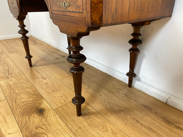 WMK I Eleganter antiker Schreibtisch in wunderschönem Nussbaum Wurzelholz mit edlem Messingbeschlag, um 1880 I Sekretär Damensekretär Konsole Lady Desk Gründerzeit Vintage Berlin Dresden München