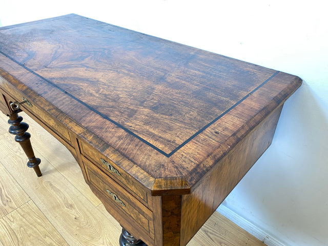 WMK I Eleganter antiker Schreibtisch in wunderschönem Nussbaum Wurzelholz mit edlem Messingbeschlag, um 1880 I Sekretär Damensekretär Konsole Lady Desk Gründerzeit Vintage Berlin Dresden München