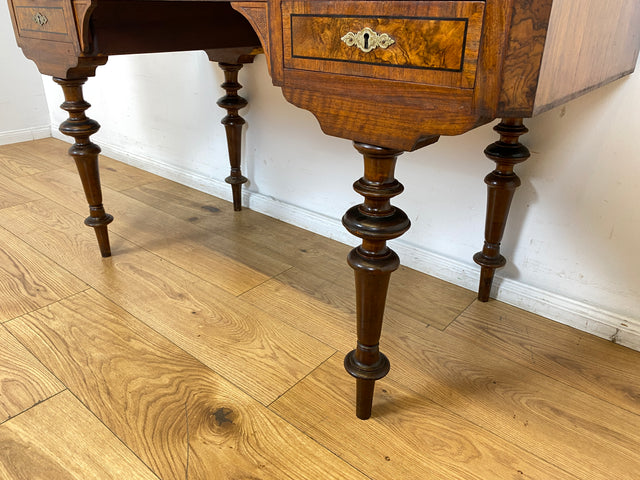 WMK I Eleganter antiker Schreibtisch in wunderschönem Nussbaum Wurzelholz mit edlem Messingbeschlag, um 1880 I Sekretär Damensekretär Konsole Lady Desk Gründerzeit Vintage Berlin Dresden München