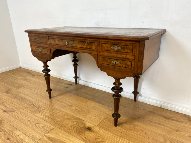 WMK I Eleganter antiker Schreibtisch in wunderschönem Nussbaum Wurzelholz mit edlem Messingbeschlag, um 1880 I Sekretär Damensekretär Konsole Lady Desk Gründerzeit Vintage Berlin Dresden München