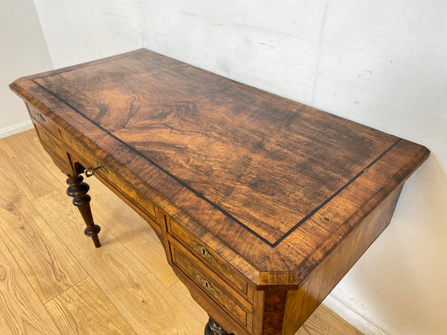 WMK I Eleganter antiker Schreibtisch in wunderschönem Nussbaum Wurzelholz mit edlem Messingbeschlag, um 1880 I Sekretär Damensekretär Konsole Lady Desk Gründerzeit Vintage Berlin Dresden München