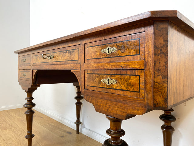 WMK I Eleganter antiker Schreibtisch in wunderschönem Nussbaum Wurzelholz mit edlem Messingbeschlag, um 1880 I Sekretär Damensekretär Konsole Lady Desk Gründerzeit Vintage Berlin Dresden München
