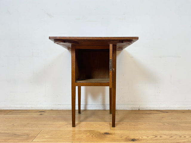 WMK I Einzigartiger antiker Spieltisch aus Eiche mit Spielefach, Getränkehaltern & Leder Einlage, um 1920 I Kartentisch Pokertisch Holztisch Küchentisch Tisch Schachtisch Jugendstil Art Deco Vintage