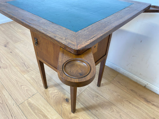 WMK I Einzigartiger antiker Spieltisch aus Eiche mit Spielefach, Getränkehaltern & Leder Einlage, um 1920 I Kartentisch Pokertisch Holztisch Küchentisch Tisch Schachtisch Jugendstil Art Deco Vintage