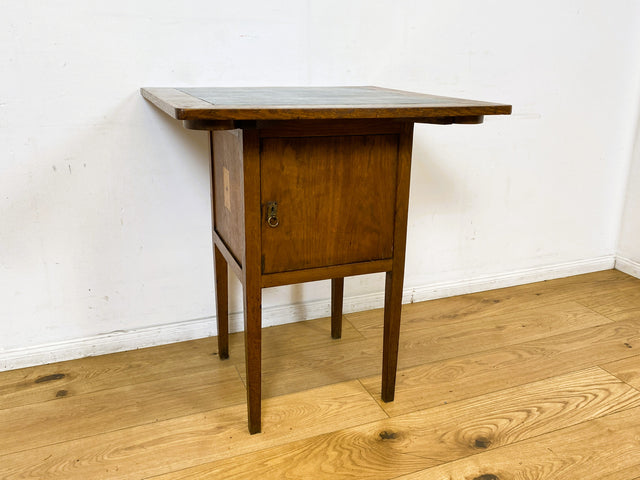 WMK I Einzigartiger antiker Spieltisch aus Eiche mit Spielefach, Getränkehaltern & Leder Einlage, um 1920 I Kartentisch Pokertisch Holztisch Küchentisch Tisch Schachtisch Jugendstil Art Deco Vintage