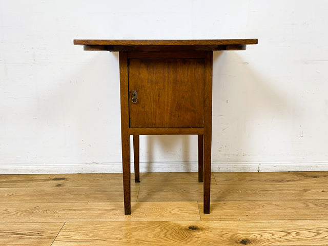 WMK I Einzigartiger antiker Spieltisch aus Eiche mit Spielefach, Getränkehaltern & Leder Einlage, um 1920 I Kartentisch Pokertisch Holztisch Küchentisch Tisch Schachtisch Jugendstil Art Deco Vintage