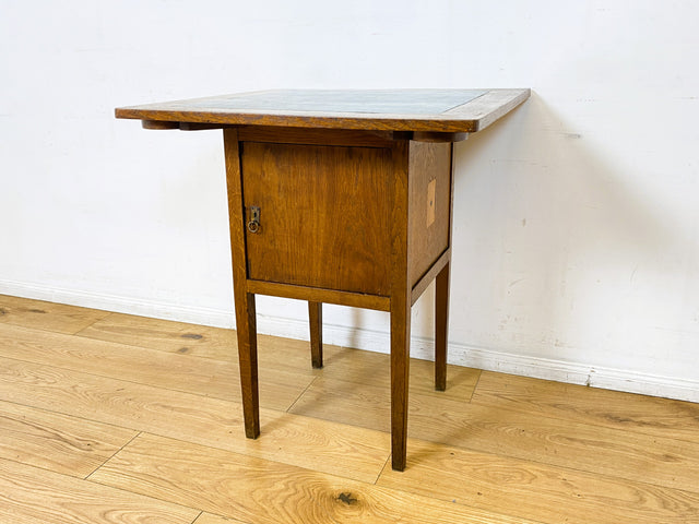 WMK I Einzigartiger antiker Spieltisch aus Eiche mit Spielefach, Getränkehaltern & Leder Einlage, um 1920 I Kartentisch Pokertisch Holztisch Küchentisch Tisch Schachtisch Jugendstil Art Deco Vintage