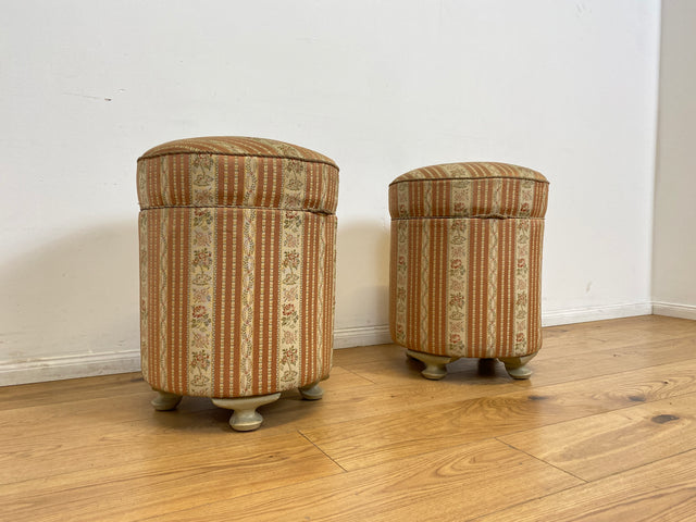 WMK # 1/2 Eleganter antiker Wäschehocker mit großem Staufach und floralem Originalbezug, um 1930 # Hocker Sitzhocker Fußhocker Truhe Taburett Pouf Sitz Sitztruhe Wäschetruhe Chippendale Barock Vintage
